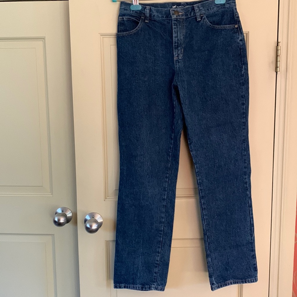 Lee jeans, size 8M, gently worn. Relaxed fit, 100% cotton No flaws.